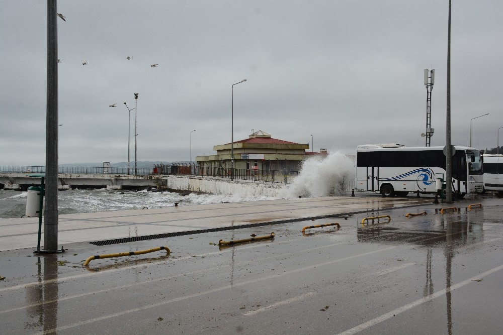 Sinop'ta dev dalgalar oluştu
