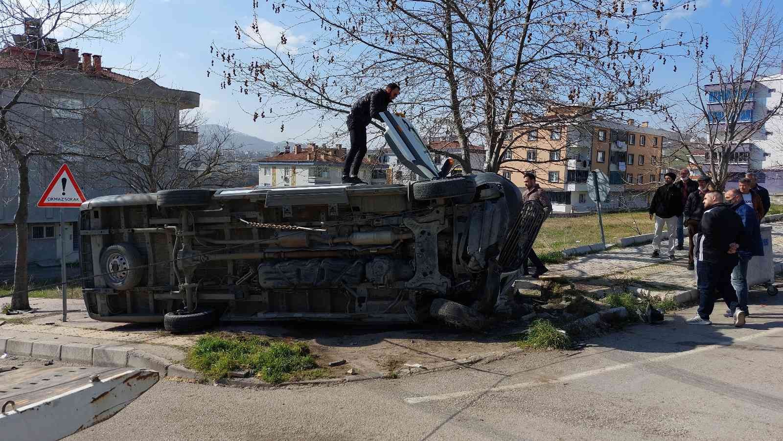 Öğrenci servisi ile cip çarpıştı: 9'u öğrenci 15 yaralı
