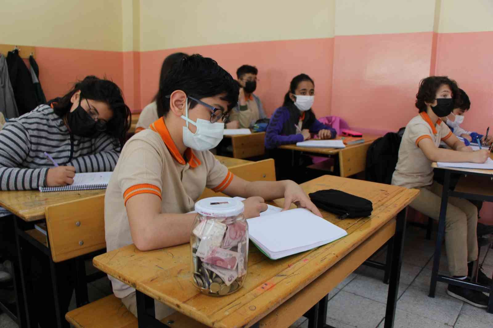 Öğrencilerin yaptığına bakkal bile şaşırdı
