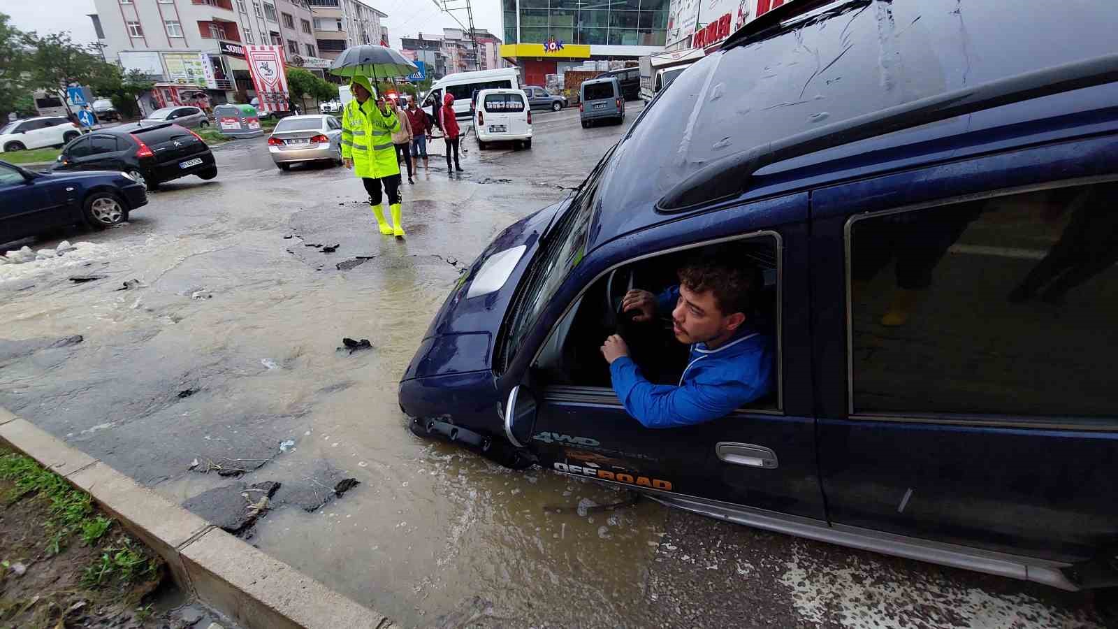 Samsun'da sel felaketi! Yollar çöktü, araçlar yolda kaldı