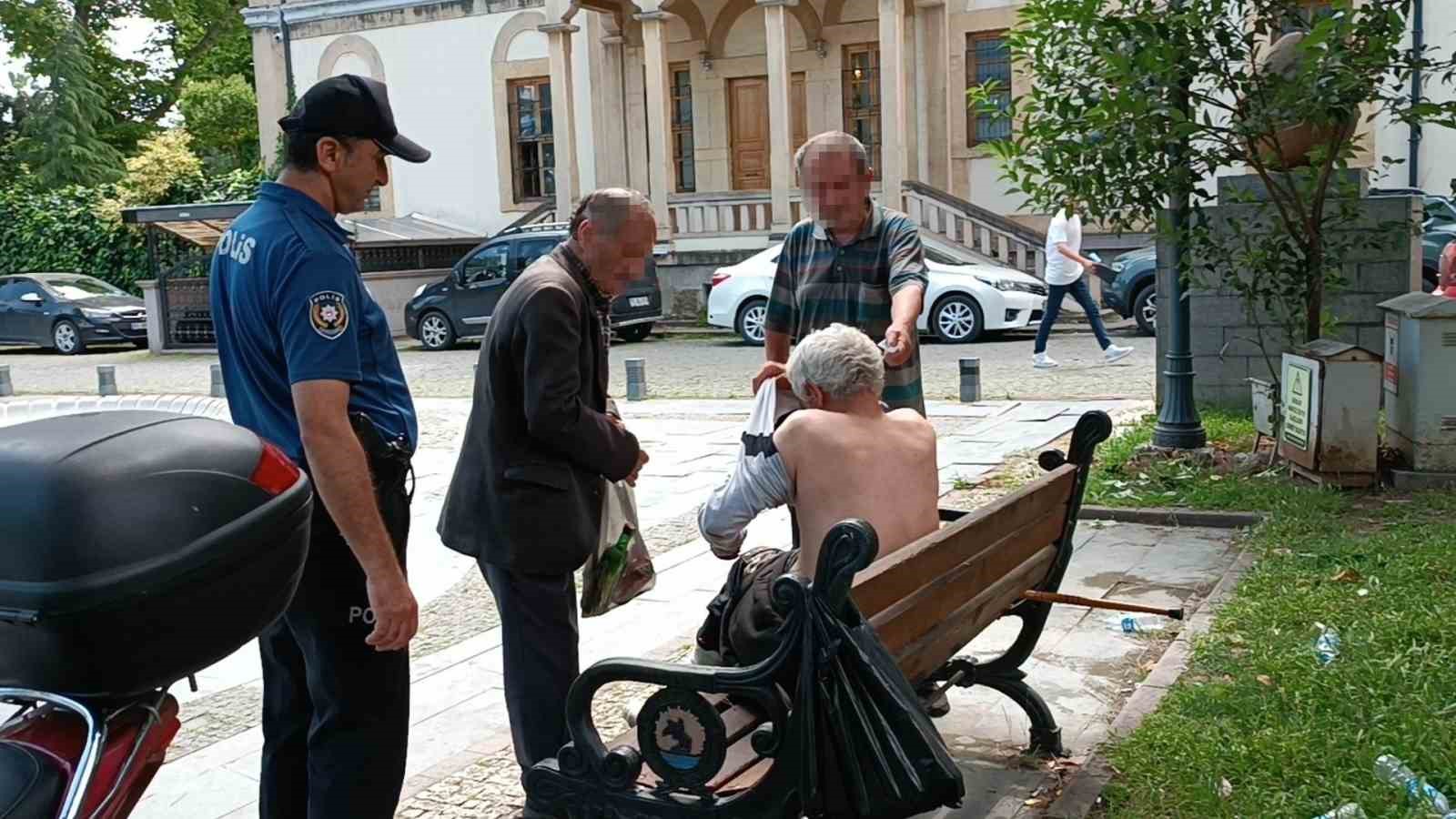 Parkı mesken tutan sarhoşlar, içkilerine el konulunca taşkınlık çıkardı
