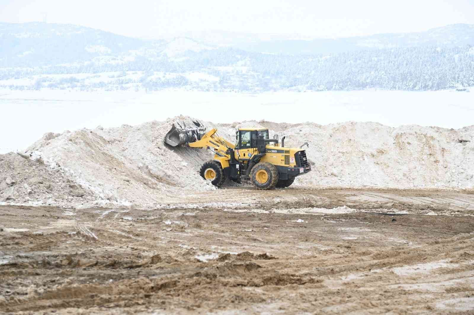Kuraklığın vurduğu Çorum'da 2 bin kamyon kar baraja taşındı
