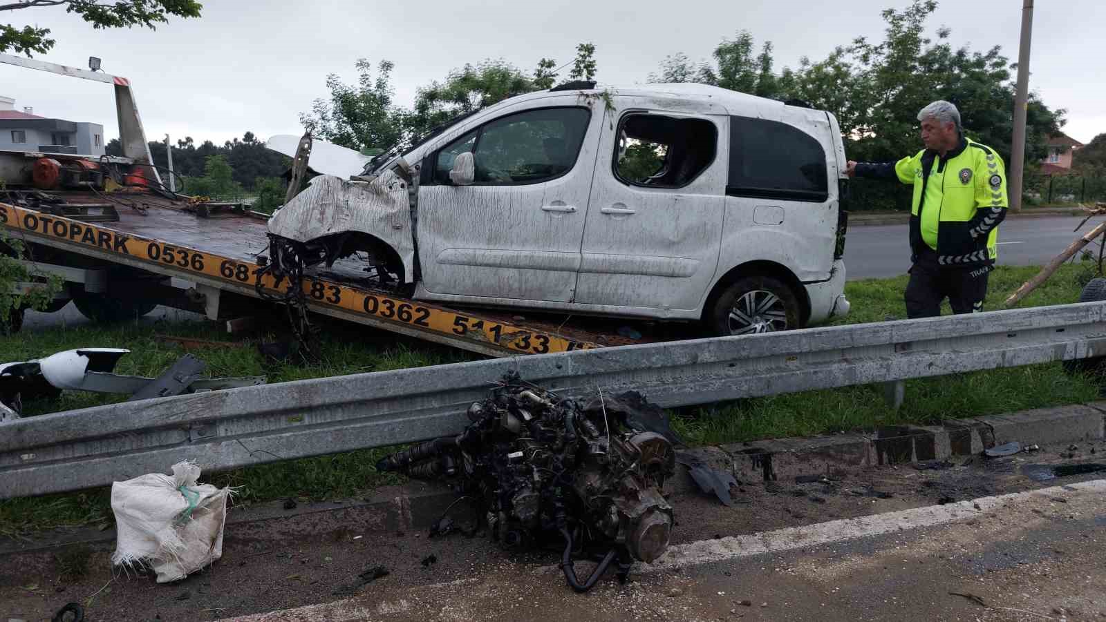 Bariyere çarpan hafif ticari araç takla attı: 1'i ağır 2 yaralı
