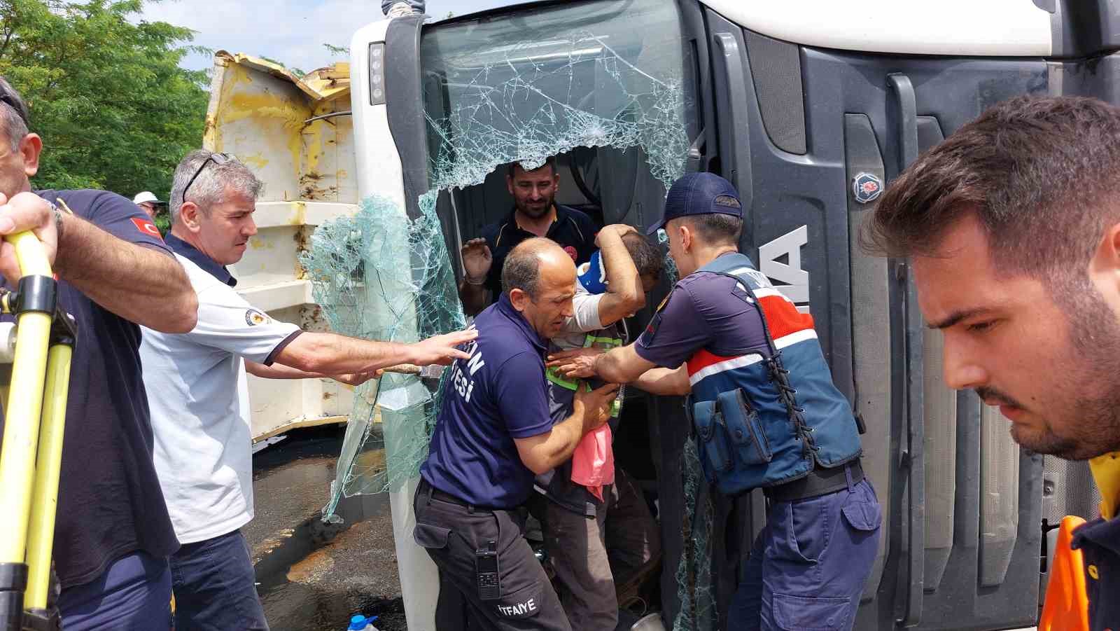 Devrilen mıcır yüklü kamyonun sürücüsünü itfaiye camı kırarak çıkarttı
