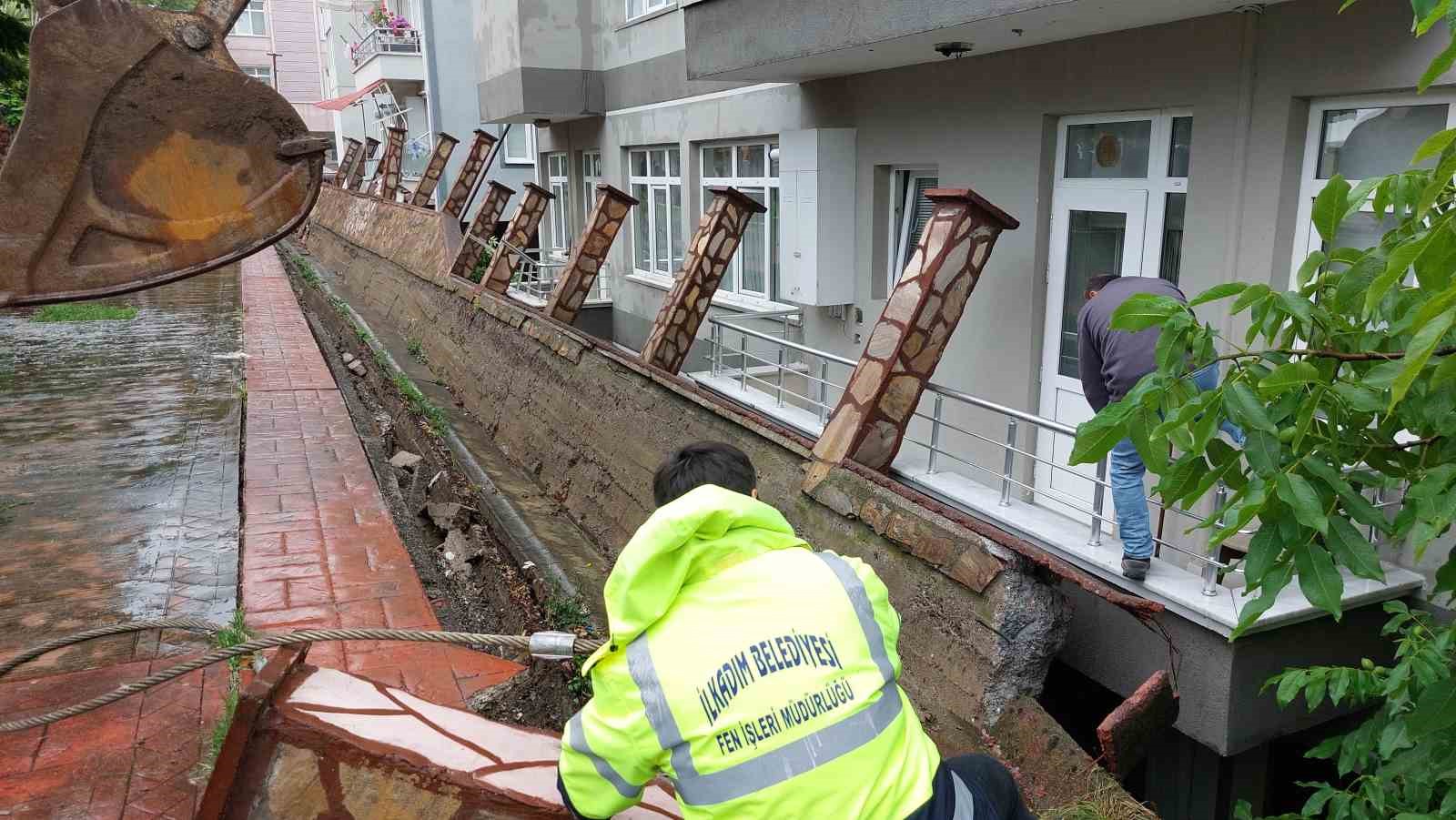 Samsun'da selden yıkılan parkın duvarı evlerin balkonlarına zarar verdi
