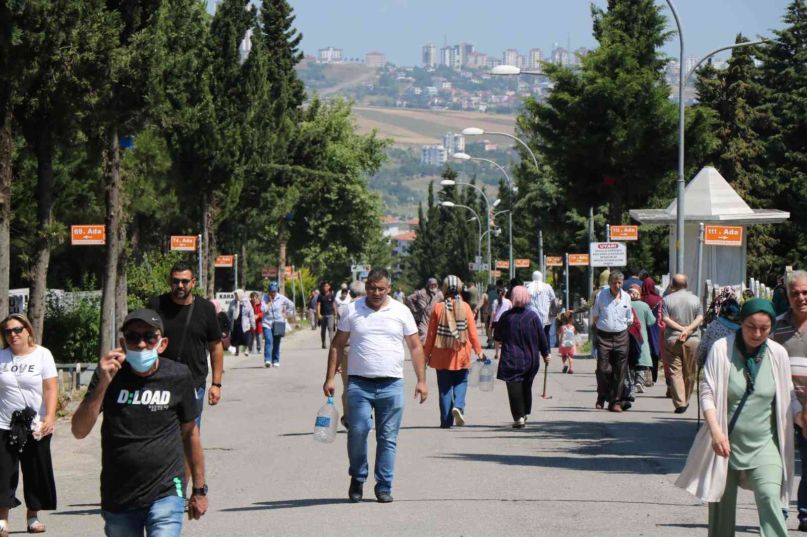 Arefe gününde şehitlikte duygulandıran anlar
