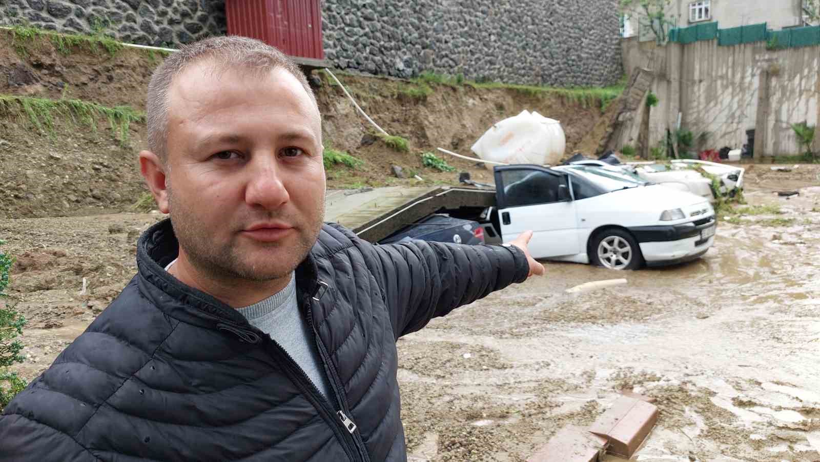 Samsun'da istinat duvarı araçların üzerine çöktü