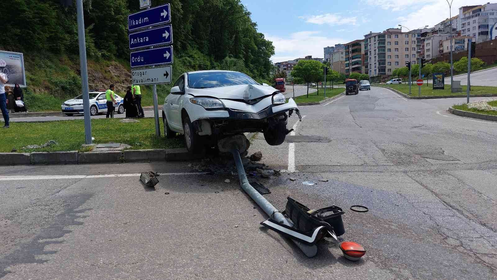 Samsun'da trafik lambasına çarpan otomobil hurdaya döndü
