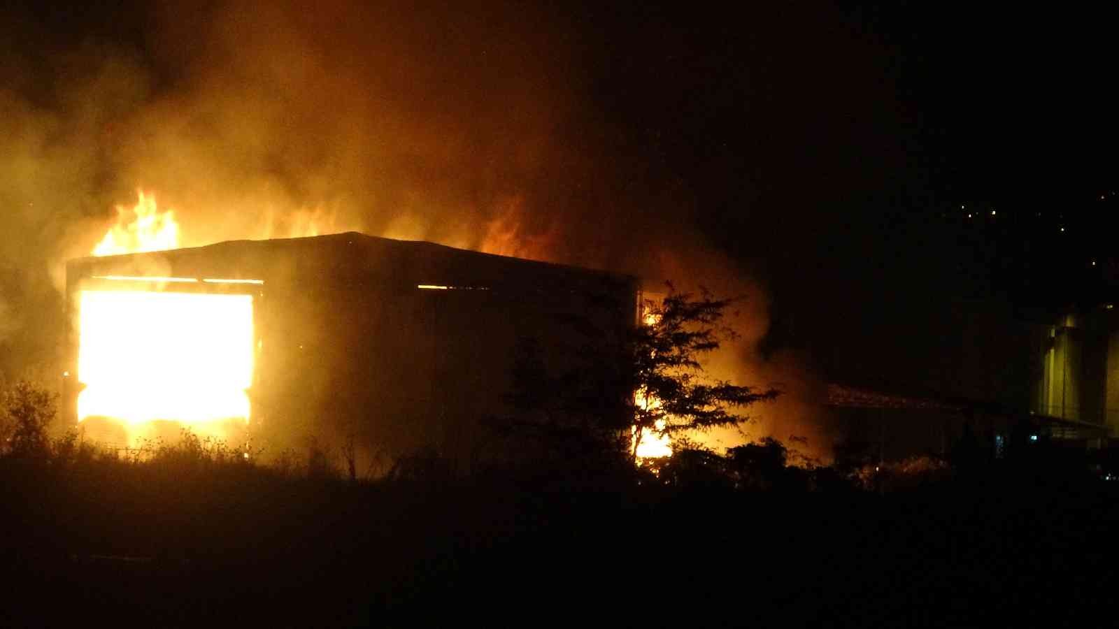 Toptancı sitesindeki parfüm ve ıtriyat deposu alev alev yanıyor
