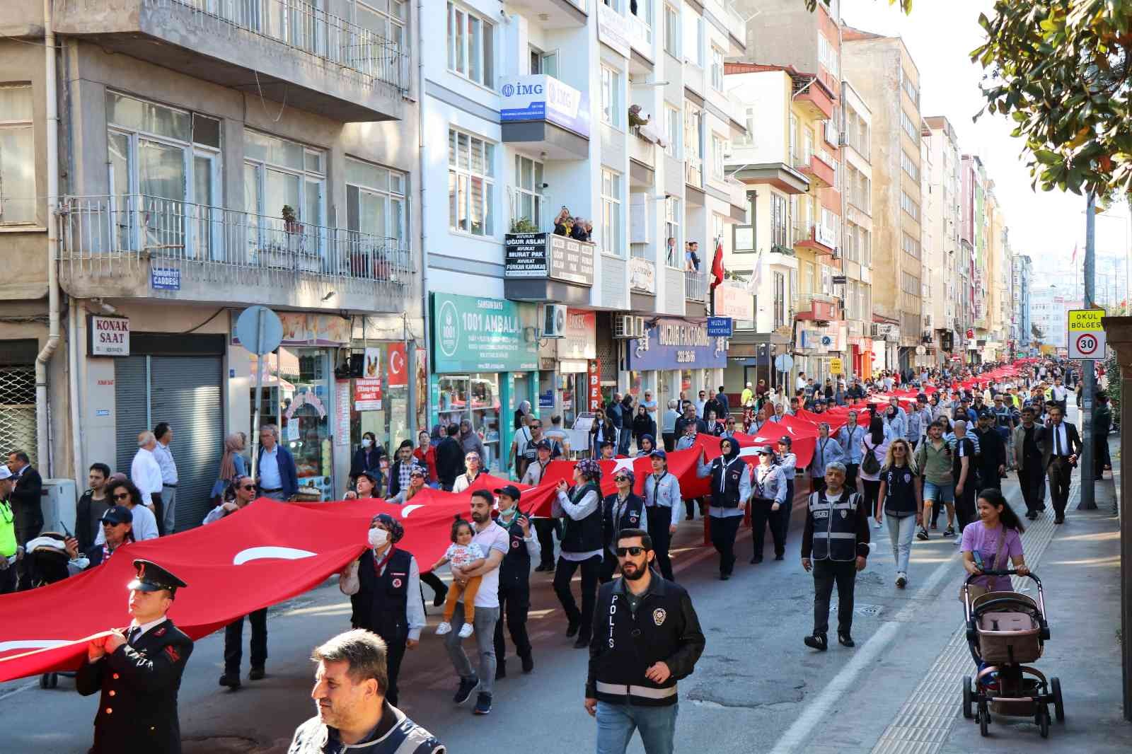 1919 metrelik bayrakla caddeler şenlendi
