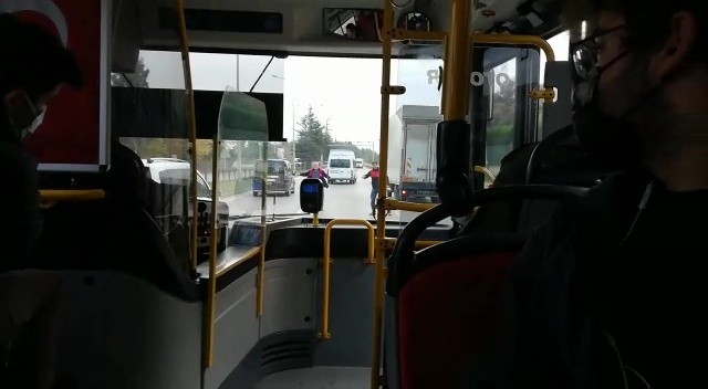 Yolda kamyonet terörü: Ring otobüsündeki 10'larca öğrencinin hayatını tehlikeye attı
