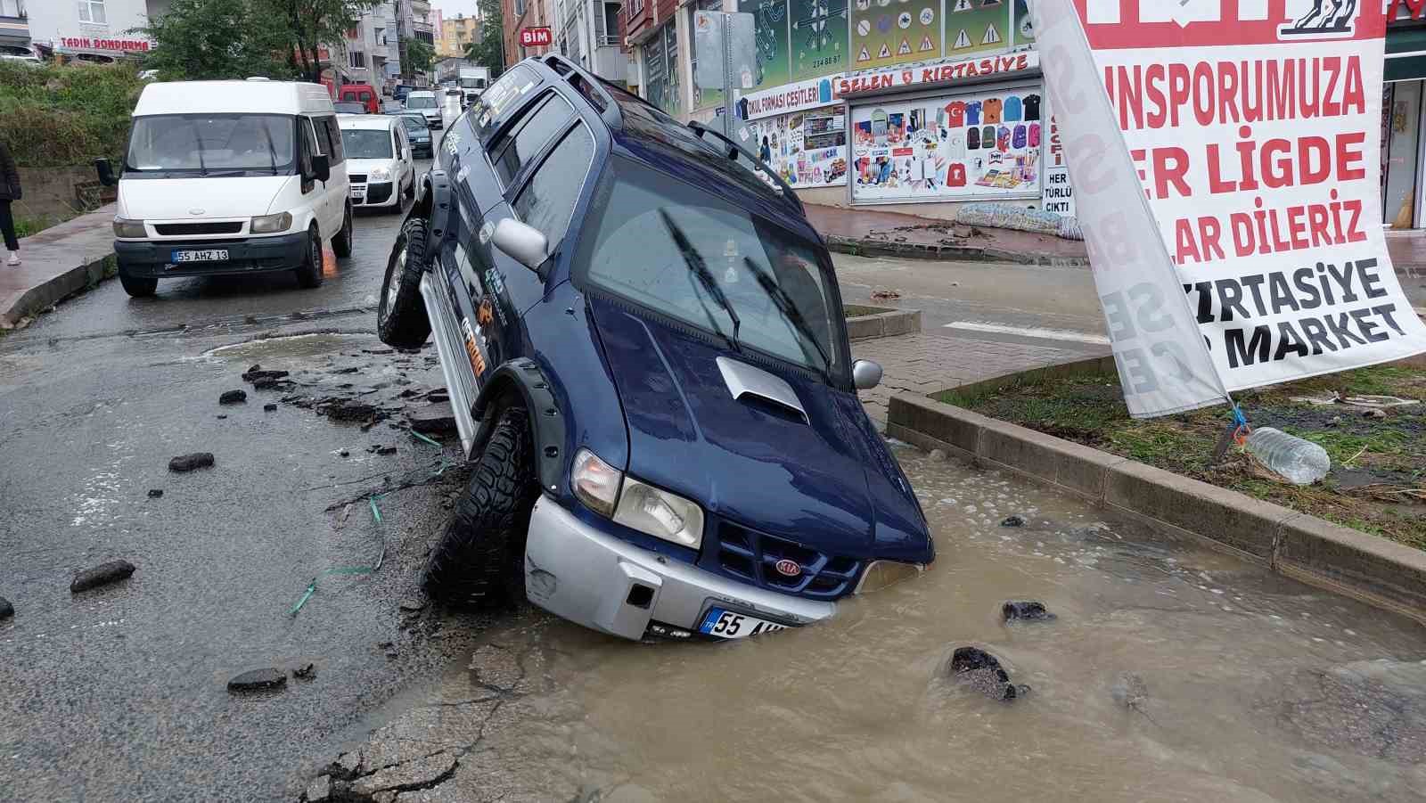 Samsun'da sel felaketi! Yollar çöktü, araçlar yolda kaldı