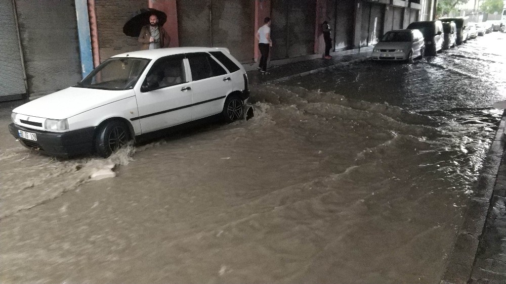 Samsun'da 10 dakika yağan yağmur iş yerlerini sular altında bıraktı
