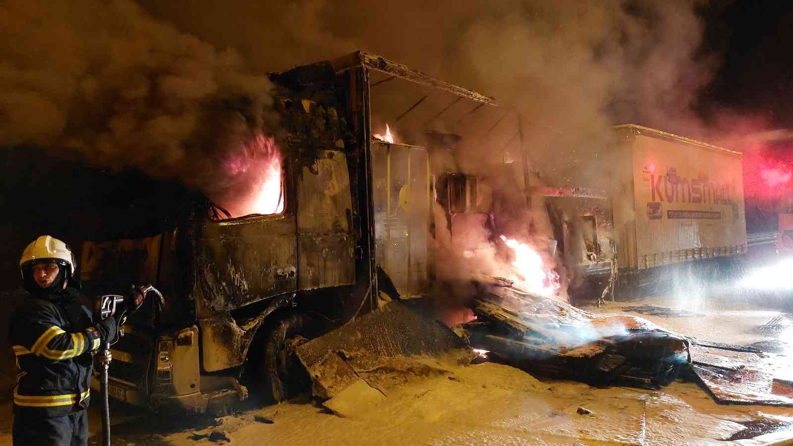 Samsun'da mobilya yüklü tır alev alev yandı
