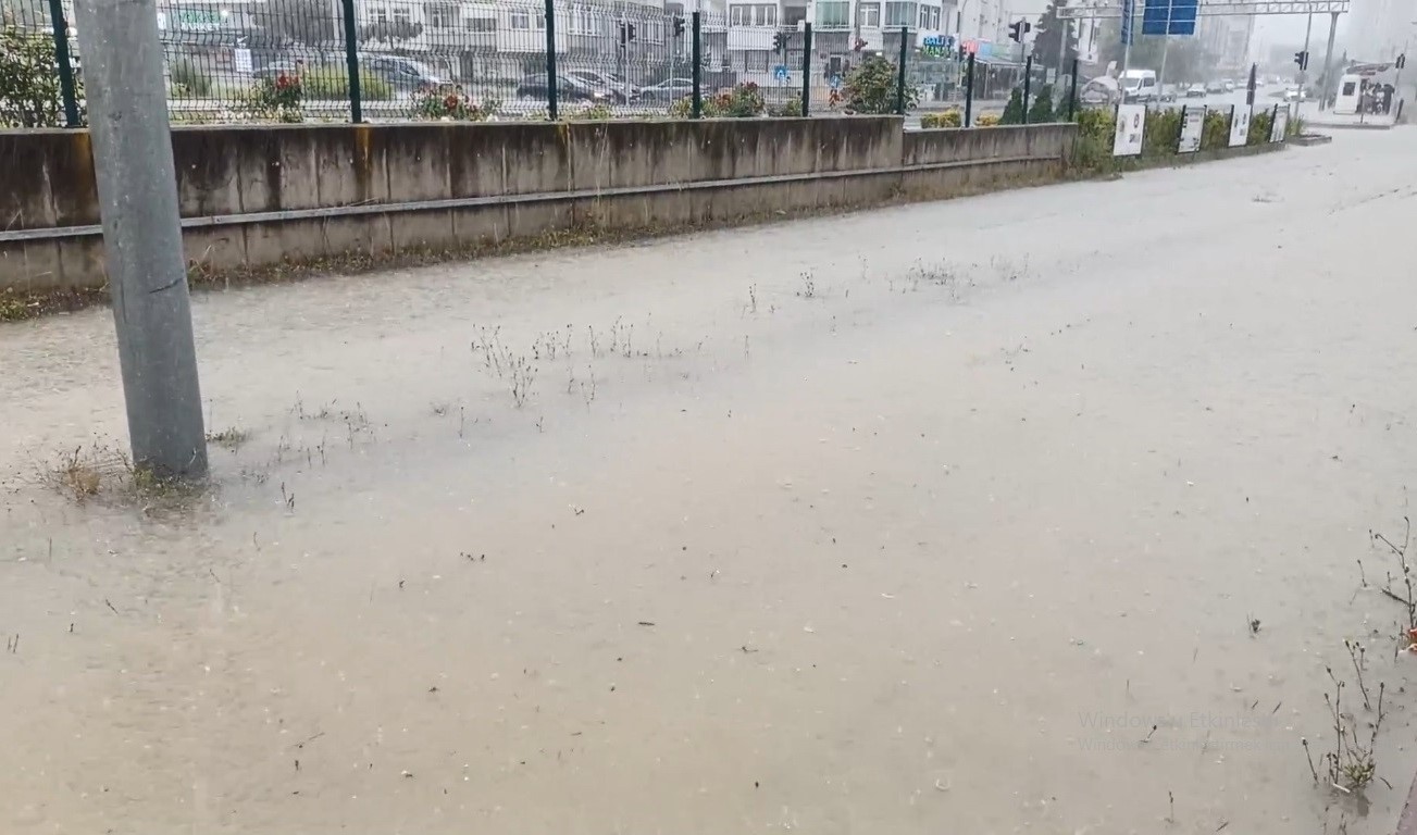 Sağanak yağış Samsun'u esir aldı
