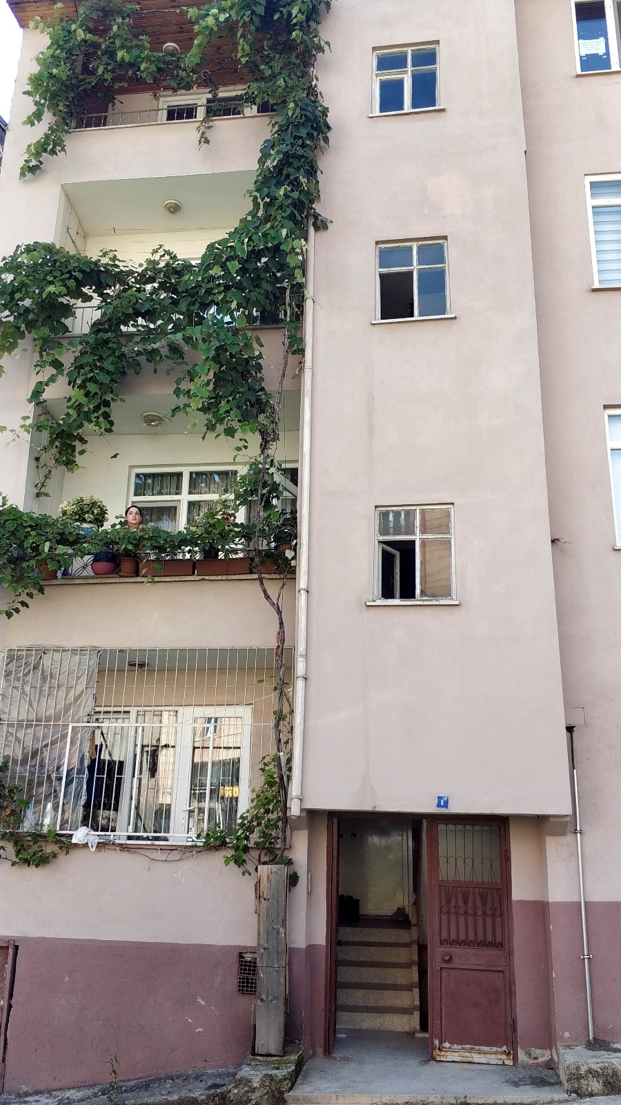 Anahtarı evde unutup balkondan eve girmek isterken 3. kattan düştü
