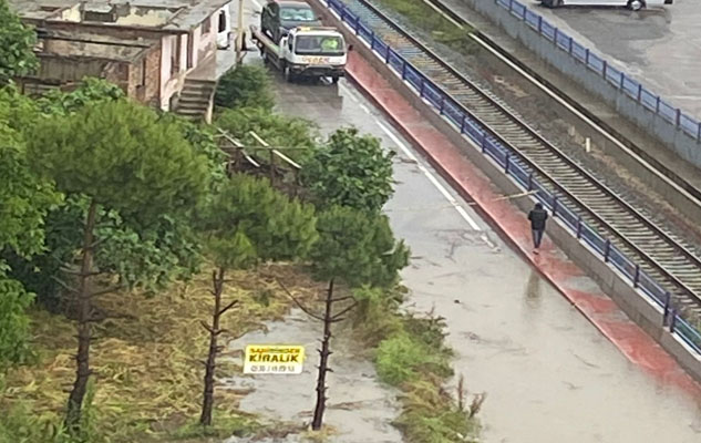 Samsun'da sel felaketi! Yollar çöktü, araçlar yolda kaldı