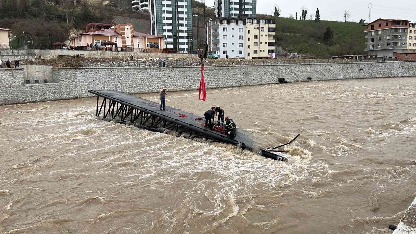 Ordu'da inşaat halindeki köprü çöktü: 2 işçi yaralı
