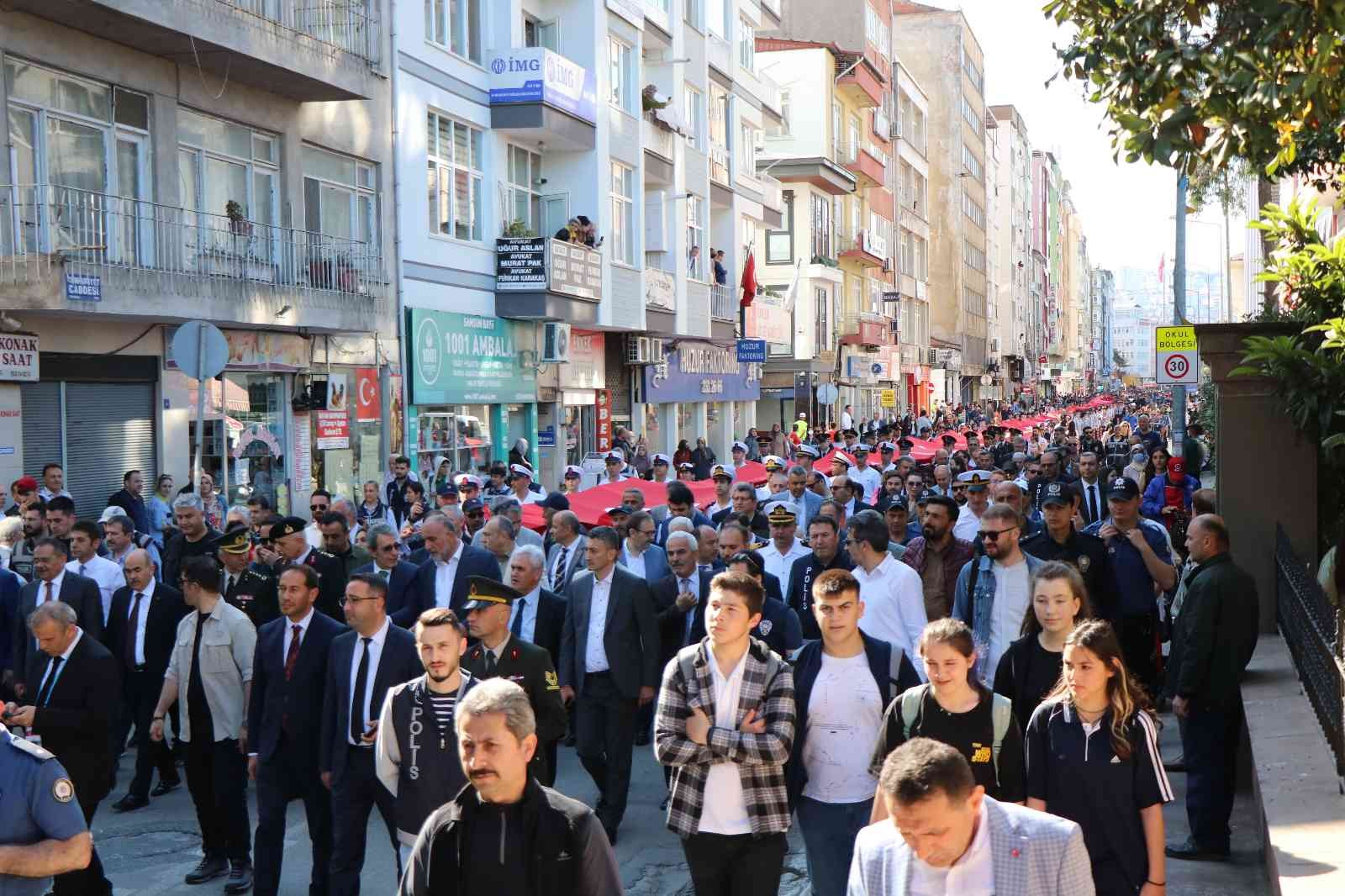 1919 metrelik bayrakla caddeler şenlendi
