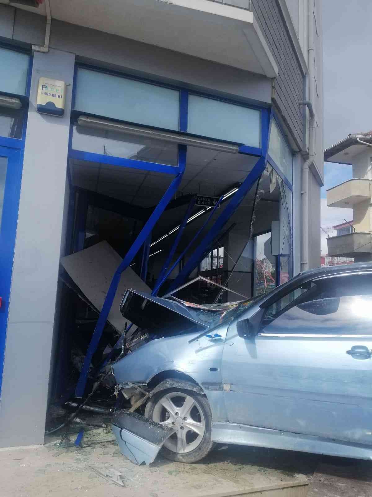 Samsun'da otomobil markete girdi: 2 yaralı
