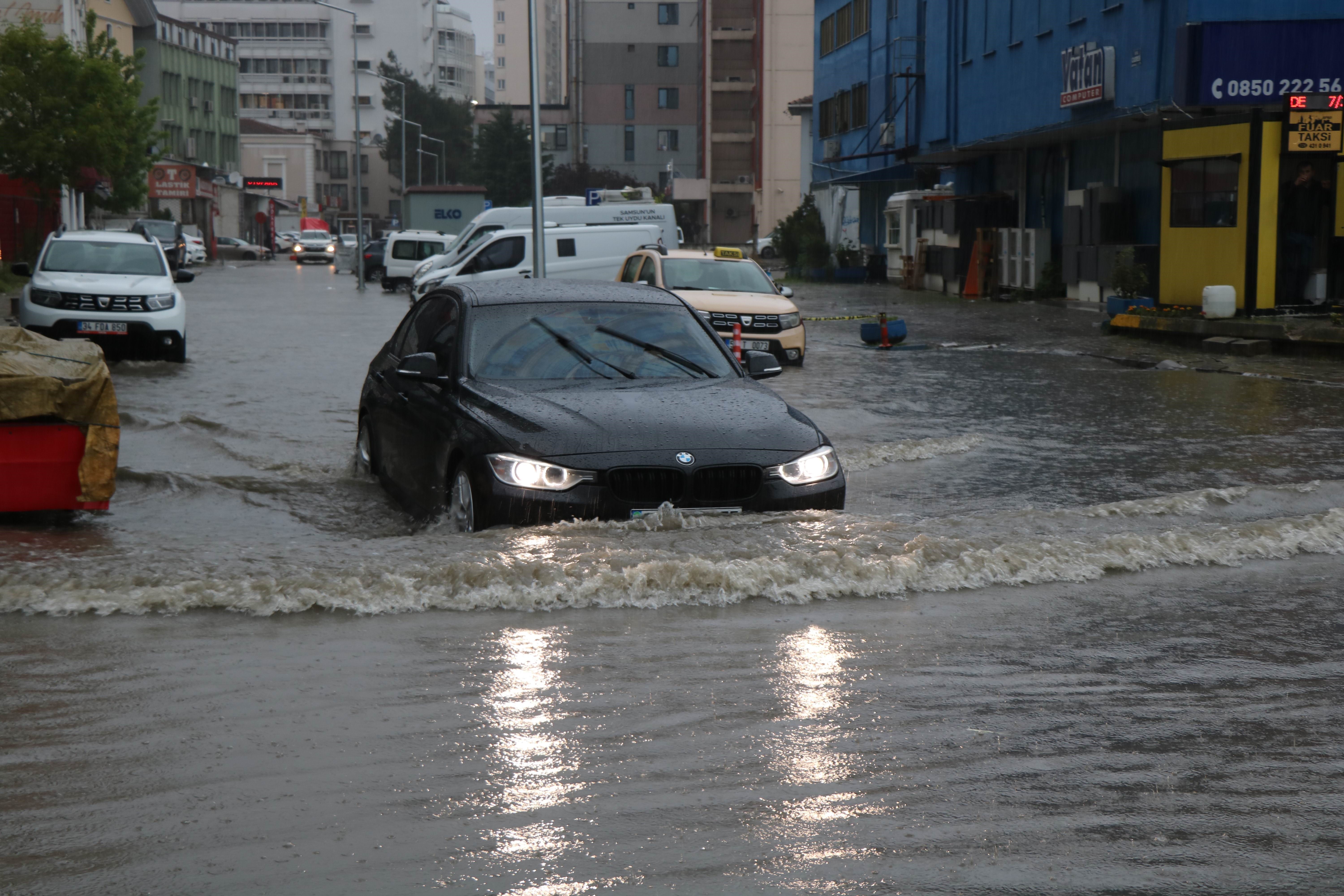 Samsun'da sel felaketi! Yollar çöktü, araçlar yolda kaldı