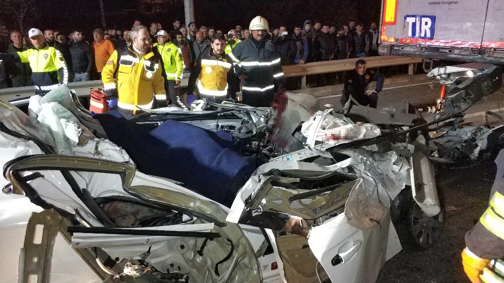 Samsun'da otomobil tırın altına girdi: 1 ölü
