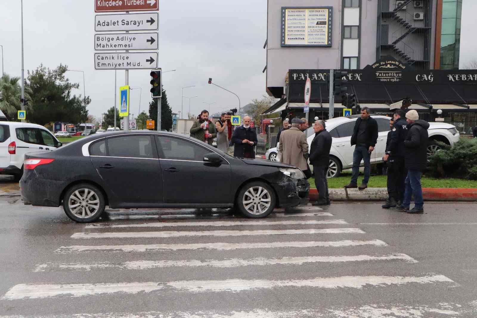 Samsun'da trafik kazası: 1 otomobil refüje çıktı
