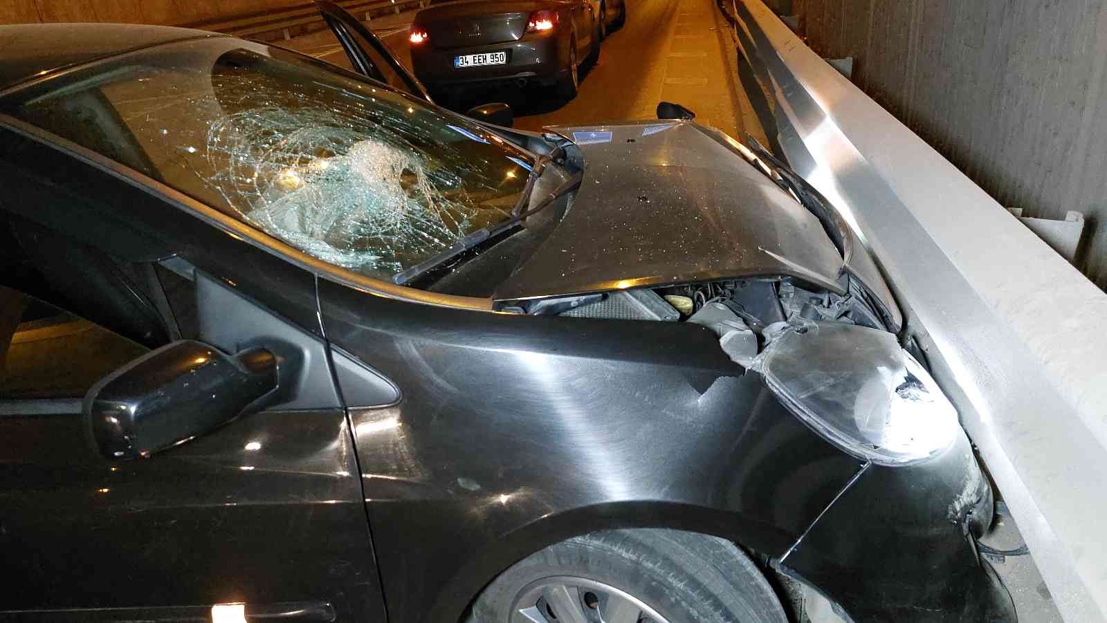 Samsun'da otomobil alt geçitte bariyere çarptı: 2 yaralı
