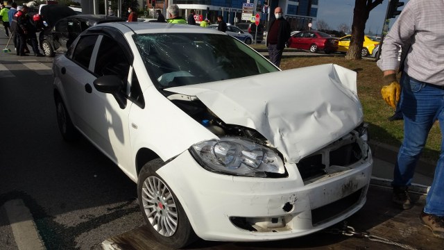 Samsun'da kavşakta iki otomobil çarpıştı: 5 yaralı