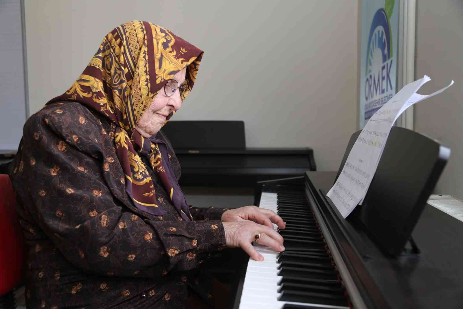 86 yaşında piyano kursuna başladı
