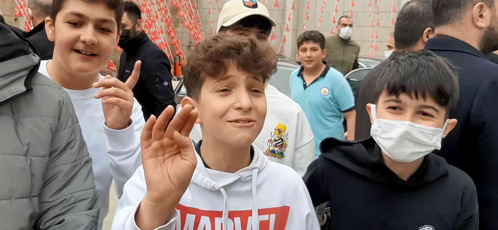 Öğrencilerden Bakan Özer'i gülümseten istek: 'Müzikten bırakıyorlar, sınıfta kalma olmasın"
