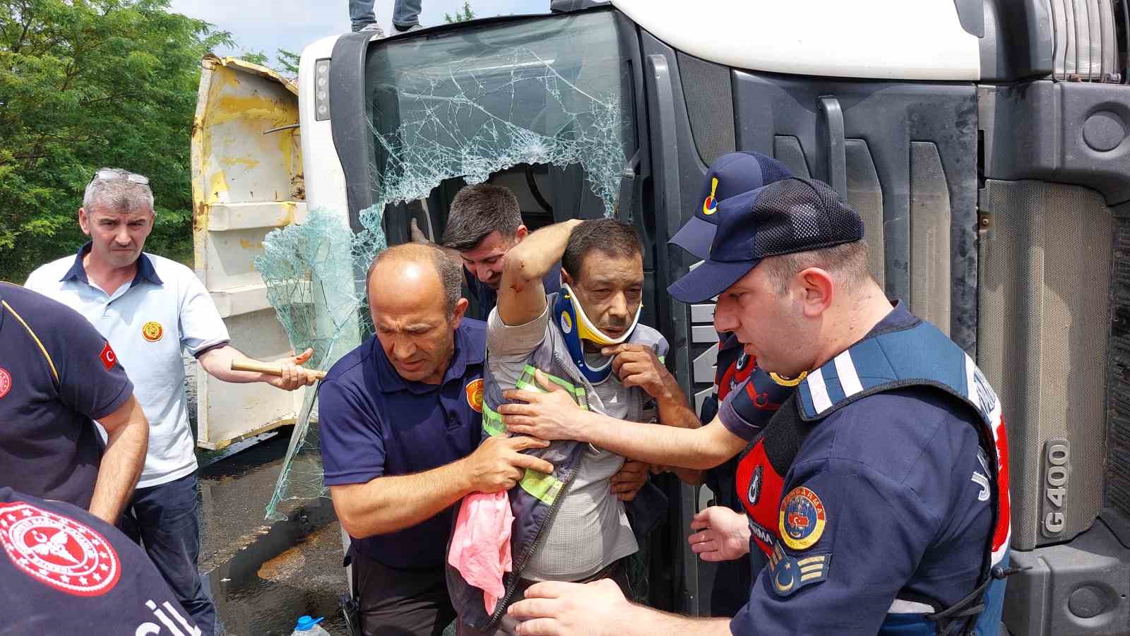 Devrilen mıcır yüklü kamyonun sürücüsünü itfaiye camı kırarak çıkarttı
