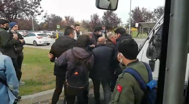 Yolda kamyonet terörü: Ring otobüsündeki 10'larca öğrencinin hayatını tehlikeye attı
