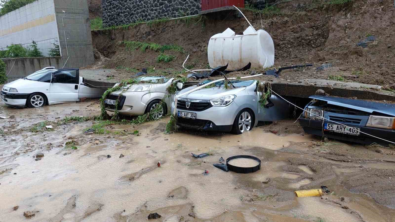 Samsun'da istinat duvarı araçların üzerine çöktü