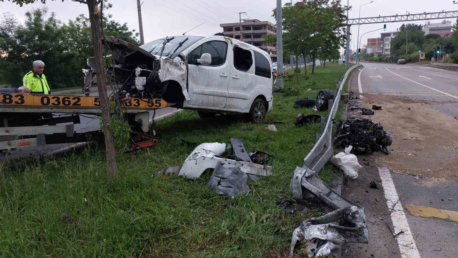 Bariyere çarpan hafif ticari araç takla attı: 1'i ağır 2 yaralı
