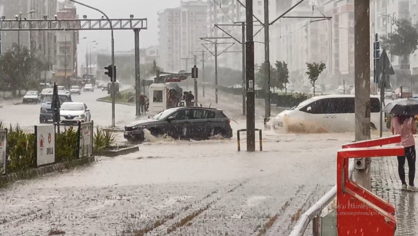 Sağanak yağış Samsun'u esir aldı
