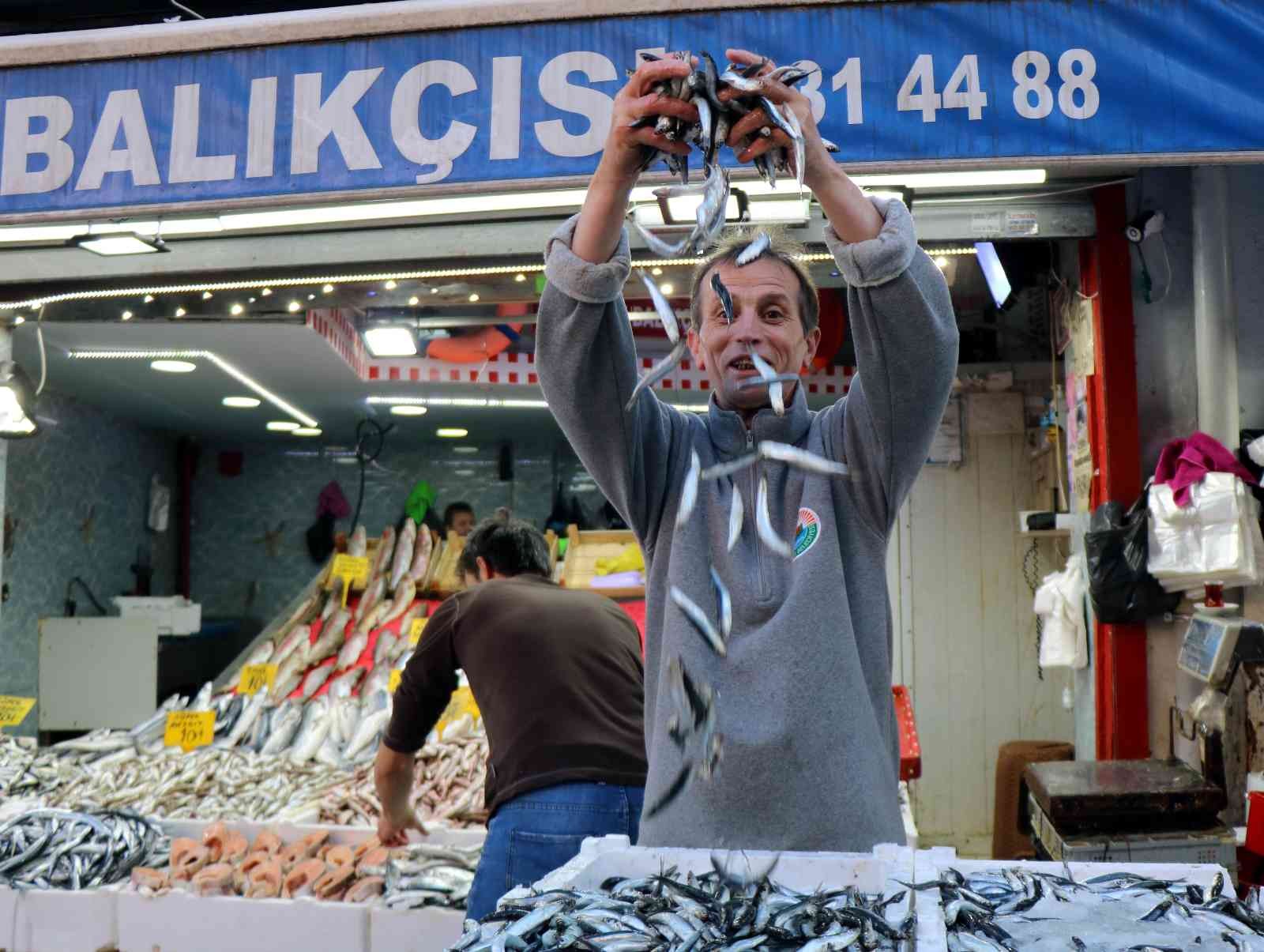 Karadeniz'deki hamsi bolluğu Samsun'daki fiyatlara yansımıyor
