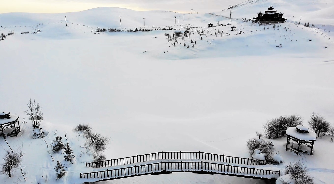 Tokat'ta buz tutan Üçoluk Göleti'nde doğal güzellikler oluştu
