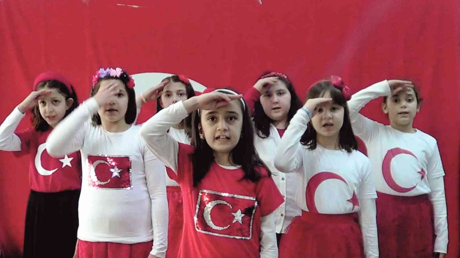 Minik öğrenciler işaret dili ile İstiklal Marşı'nı okudu
