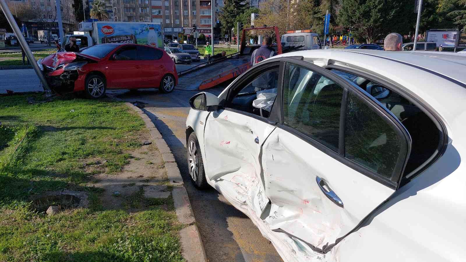 Samsun'da kavşakta iki otomobil çarpıştı: 2 yaralı
