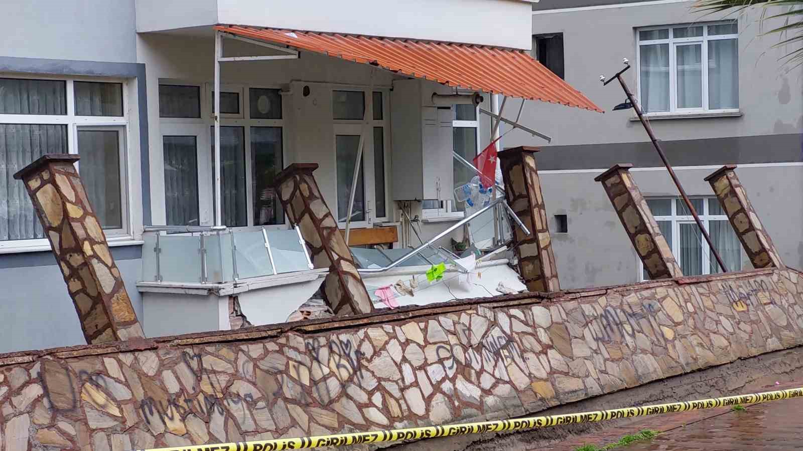 Samsun'da selden yıkılan parkın duvarı evlerin balkonlarına zarar verdi
