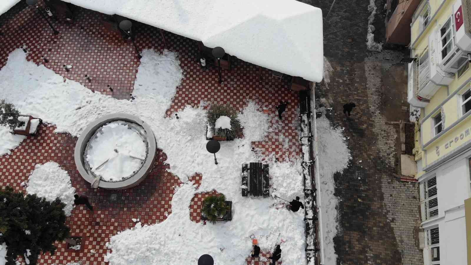 Sokaklardaki karları toplayıp baraj gölüne taşıdılar
