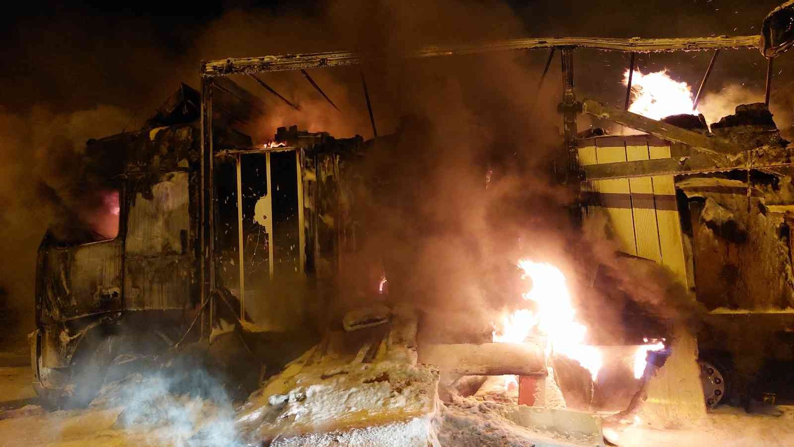 Samsun'da mobilya yüklü tır alev alev yandı
