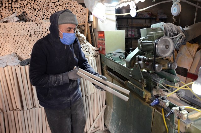 85'lik Abdullah usta fabrika gibi çalışıyor, günde 500 keser sapı üretiyor