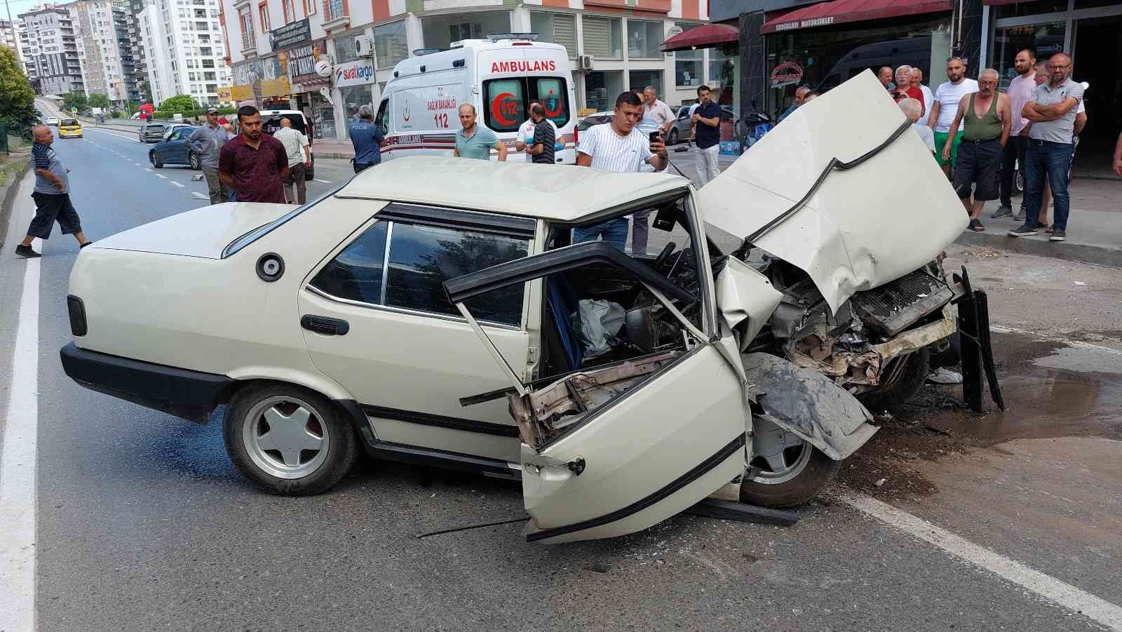 Parçalanan otomobilden sağ çıktı: Kaza anı kamerada
