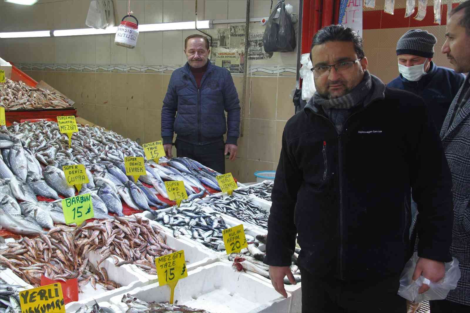 Balık tezgahlarında enflasyon yok: 3 balık çeşidi 15 lira

