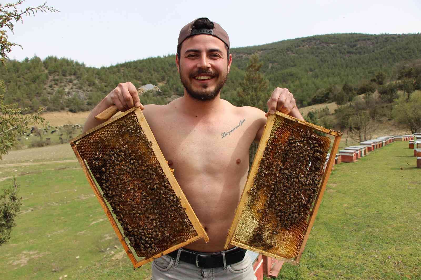 Binlerce arının arasında korkusuzca dolaşıyor
