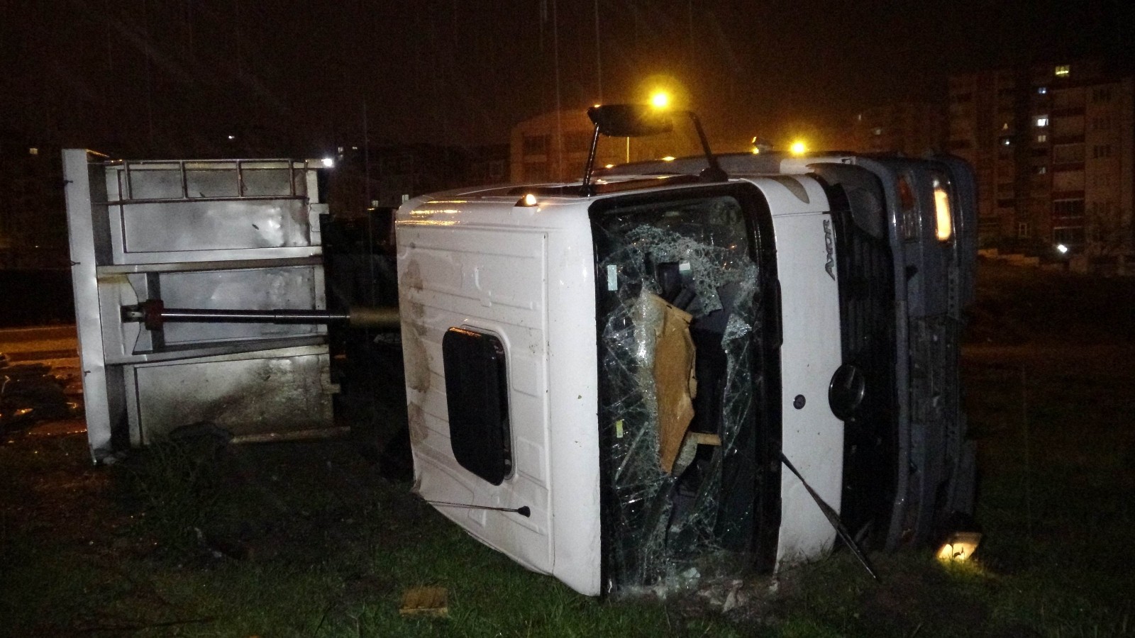 Samsun'da inşaat malzemesi taşıyan kamyon devrildi: 1 yaralı
