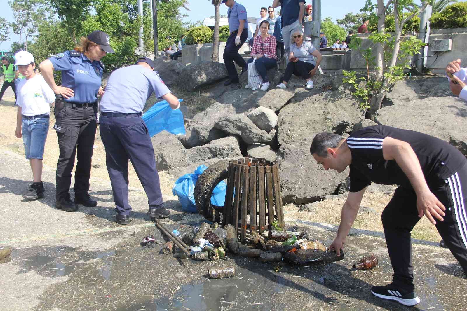 Dalgıçlar denizden atık topladı
