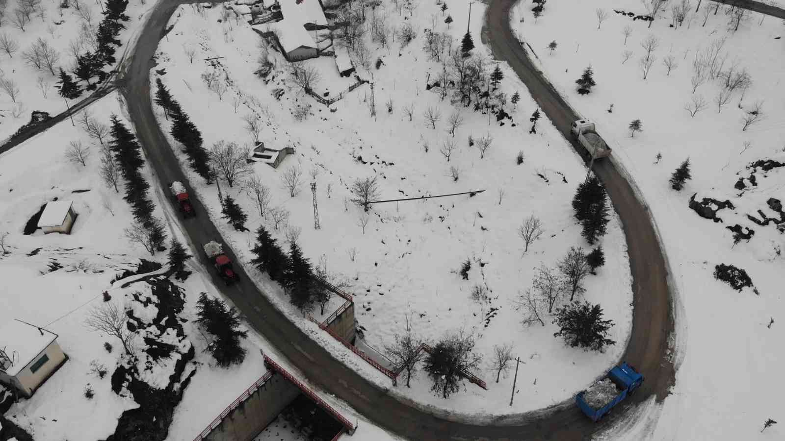 Sokaklardaki karları toplayıp baraj gölüne taşıdılar
